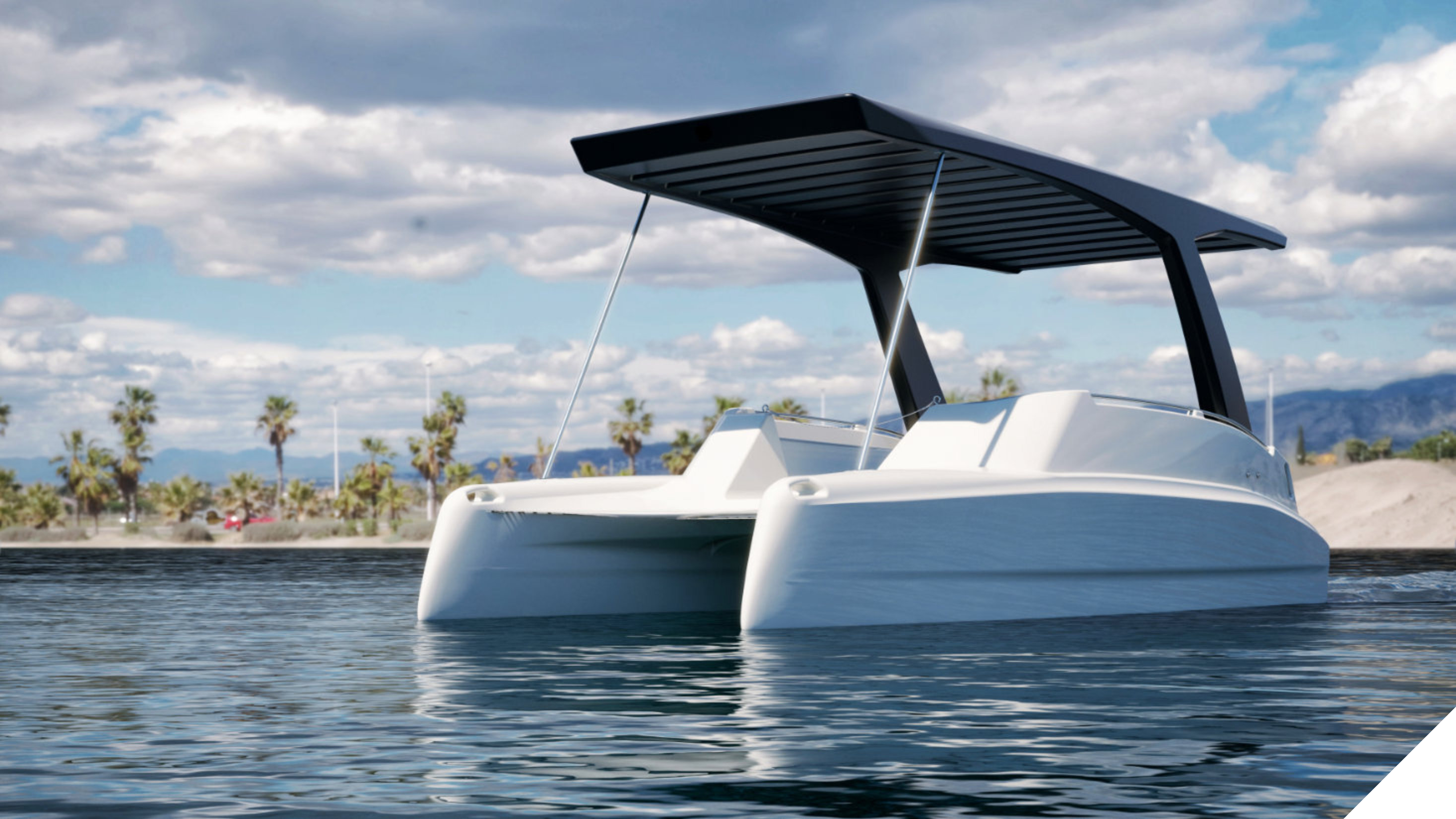 Katamaran na sončno energijo na morju zraven kopna