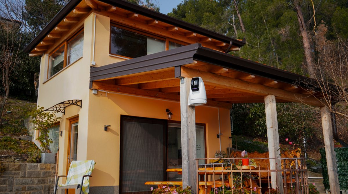 PaintCam kamera na terasi hiše v naravi