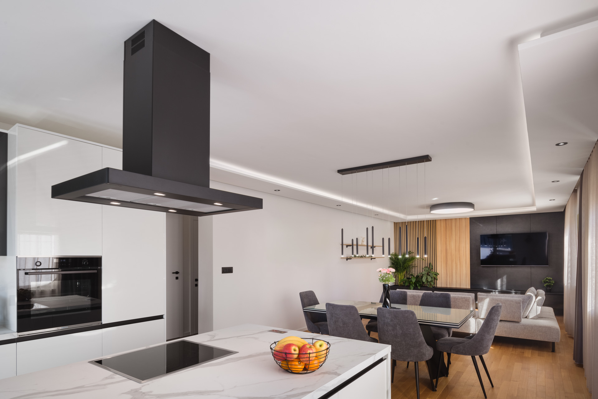 Interier z odprto kuhinjo, jedilnico in dnevnim prostorom