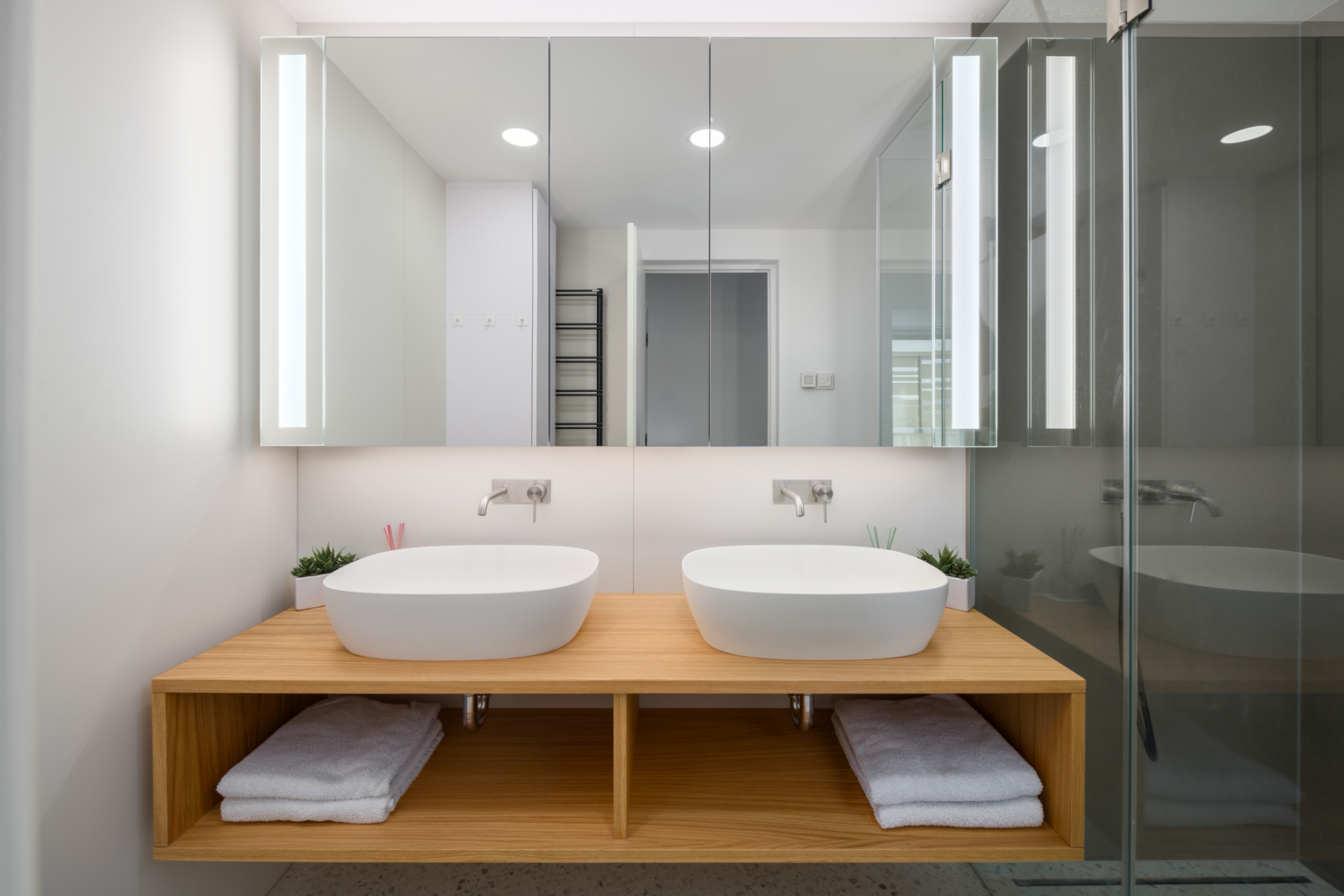Bathroom with a double sink and a bathroom mirror cabinet