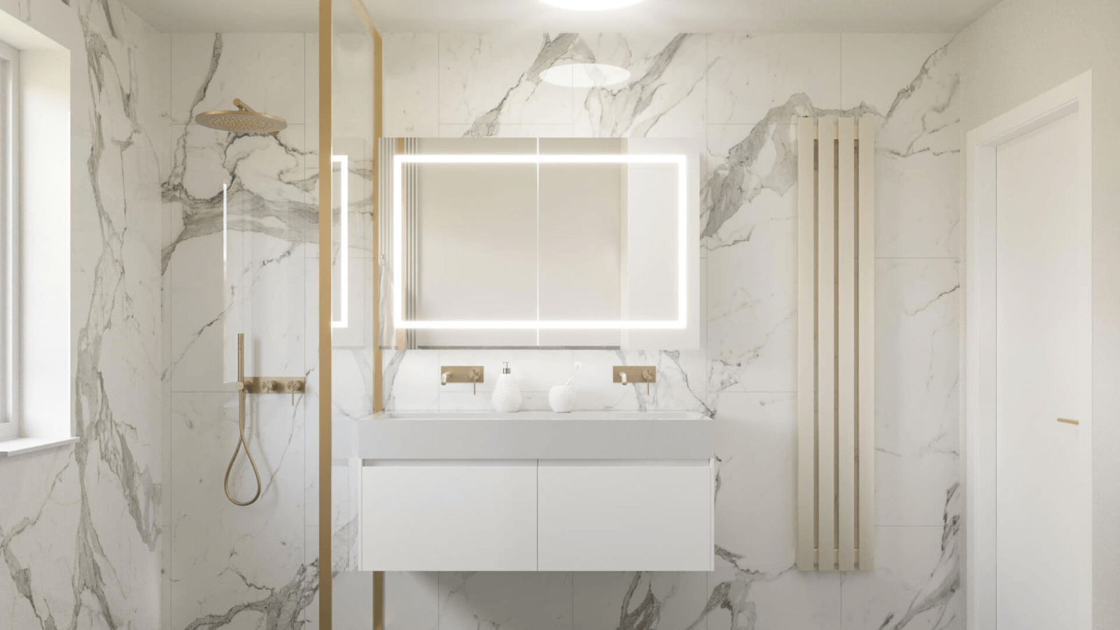 Minimalističen notranji dizajn svetle kopalnice z marmornimi ploščicami in osvetljenim ogledalom