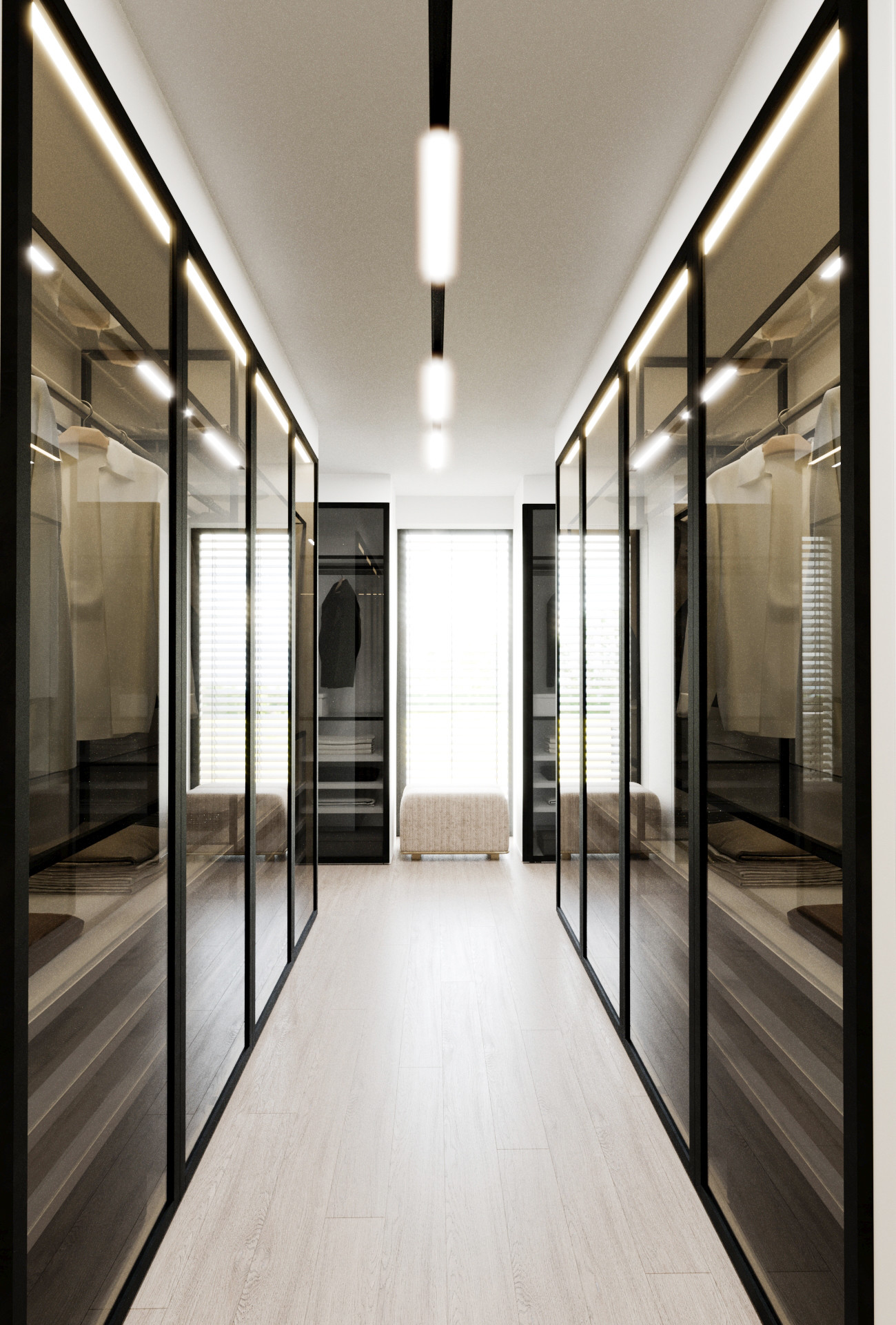 Vgradna garderobna omara s steklenimi stenami in naravno svetlobo, primer notranjega oblikovanja