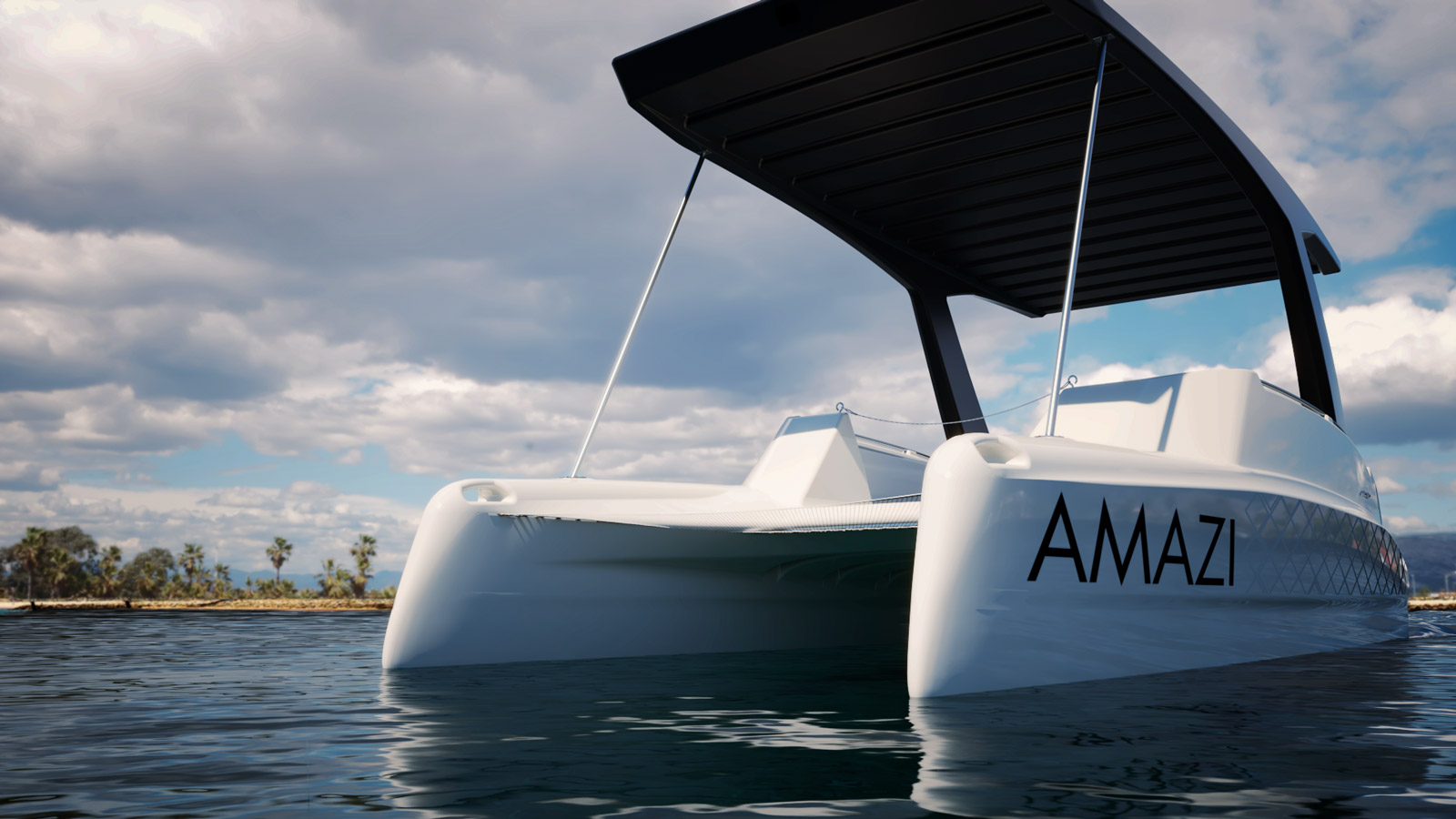Detajlni pogled na katamaran na sončno energijo, z vidnim napisom "AMAZI", ki pluje blizu obale