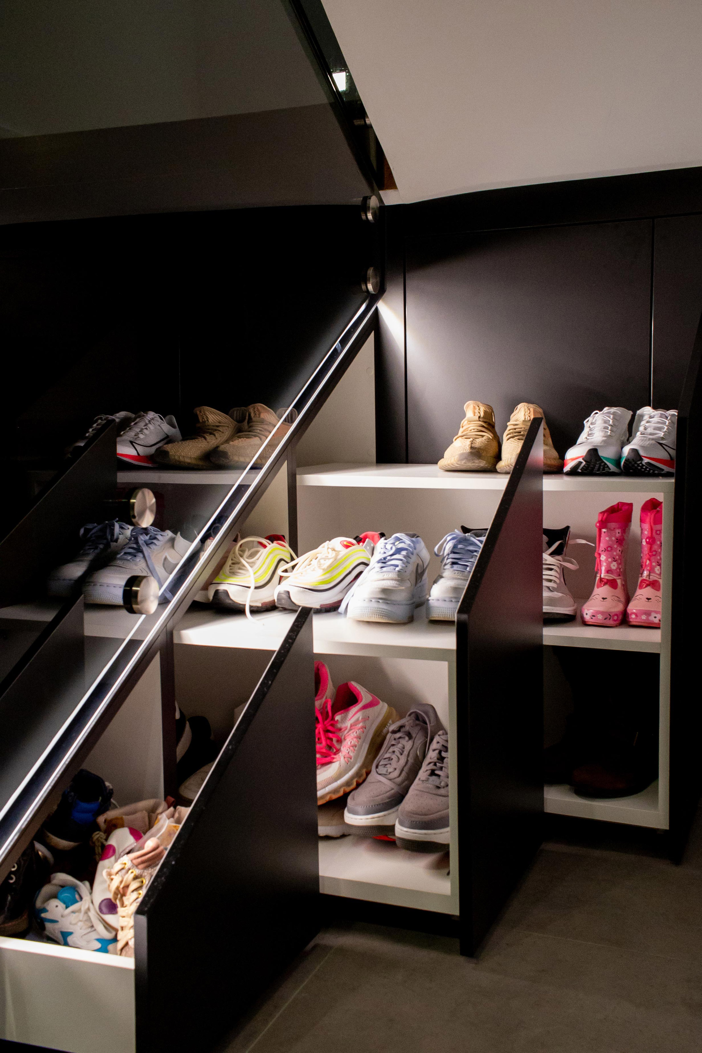 Prostorna omara za čevlje, ki omogoča funkcionalno shranjevanje prostora, vgrajena pod stopnišče