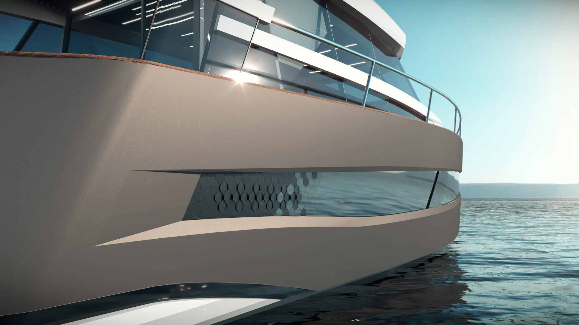 Trup hibridne jahte, na katerem je viden odsev morja