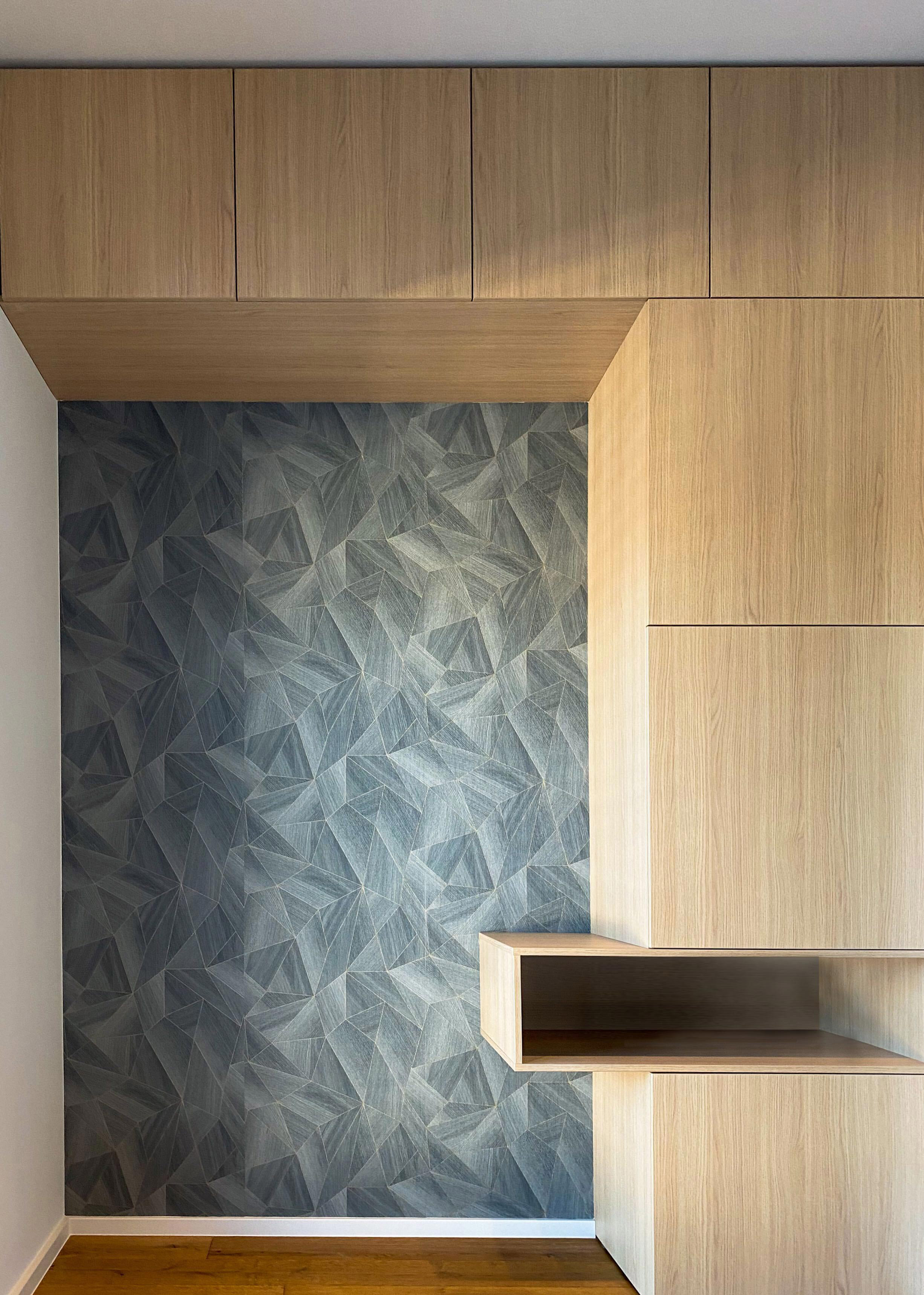 Inovativen dizajn lesene omare s kontrastno geometrijsko stensko oblogo