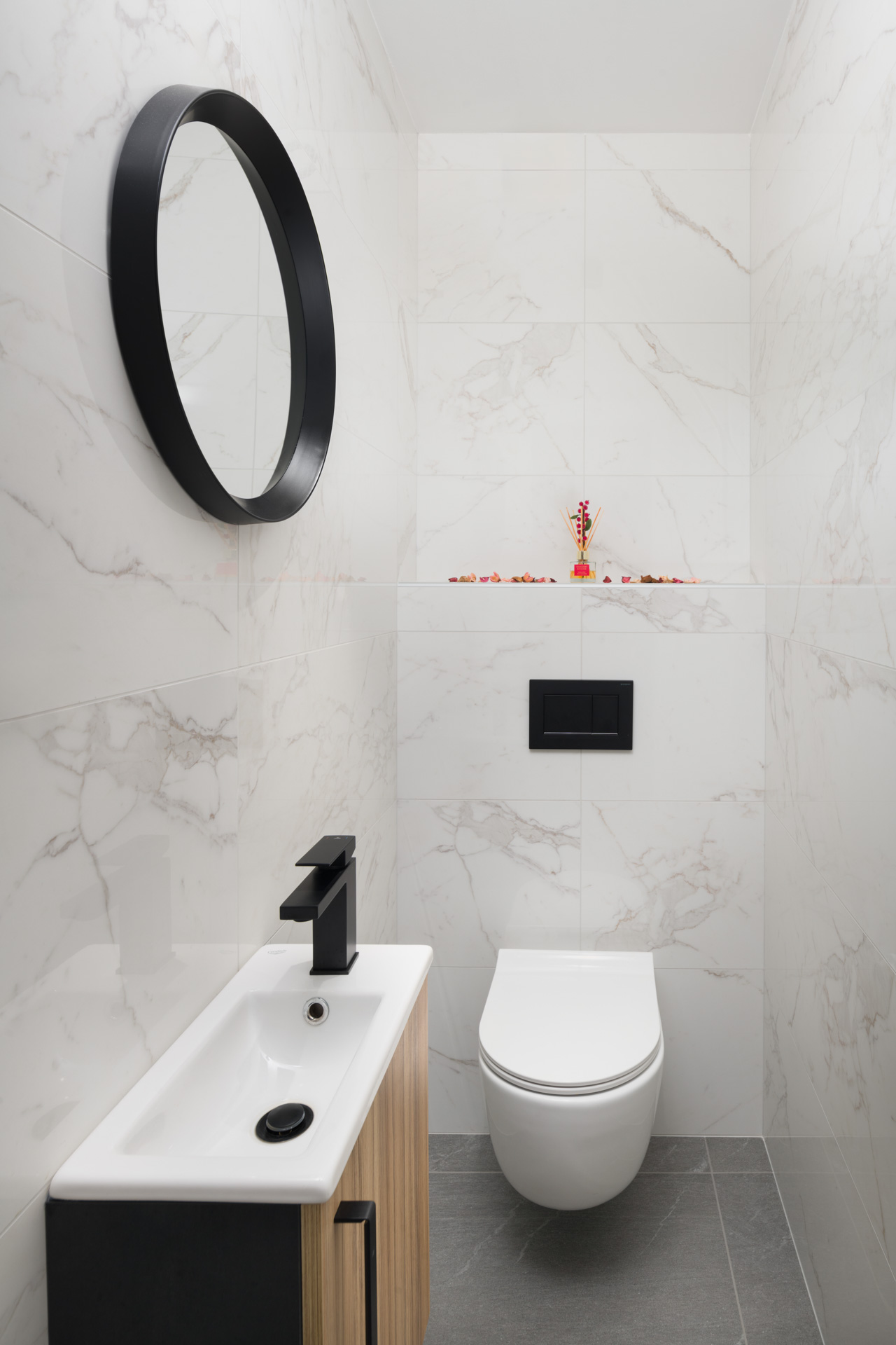 Interier luksuznega stranišča z ogledalom in umivalnikom