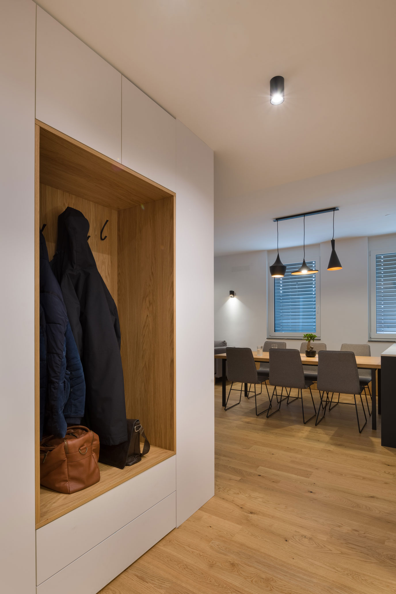 Lesena garderobna omara pri vhodu v moderno oblikovano leseno stanovanje