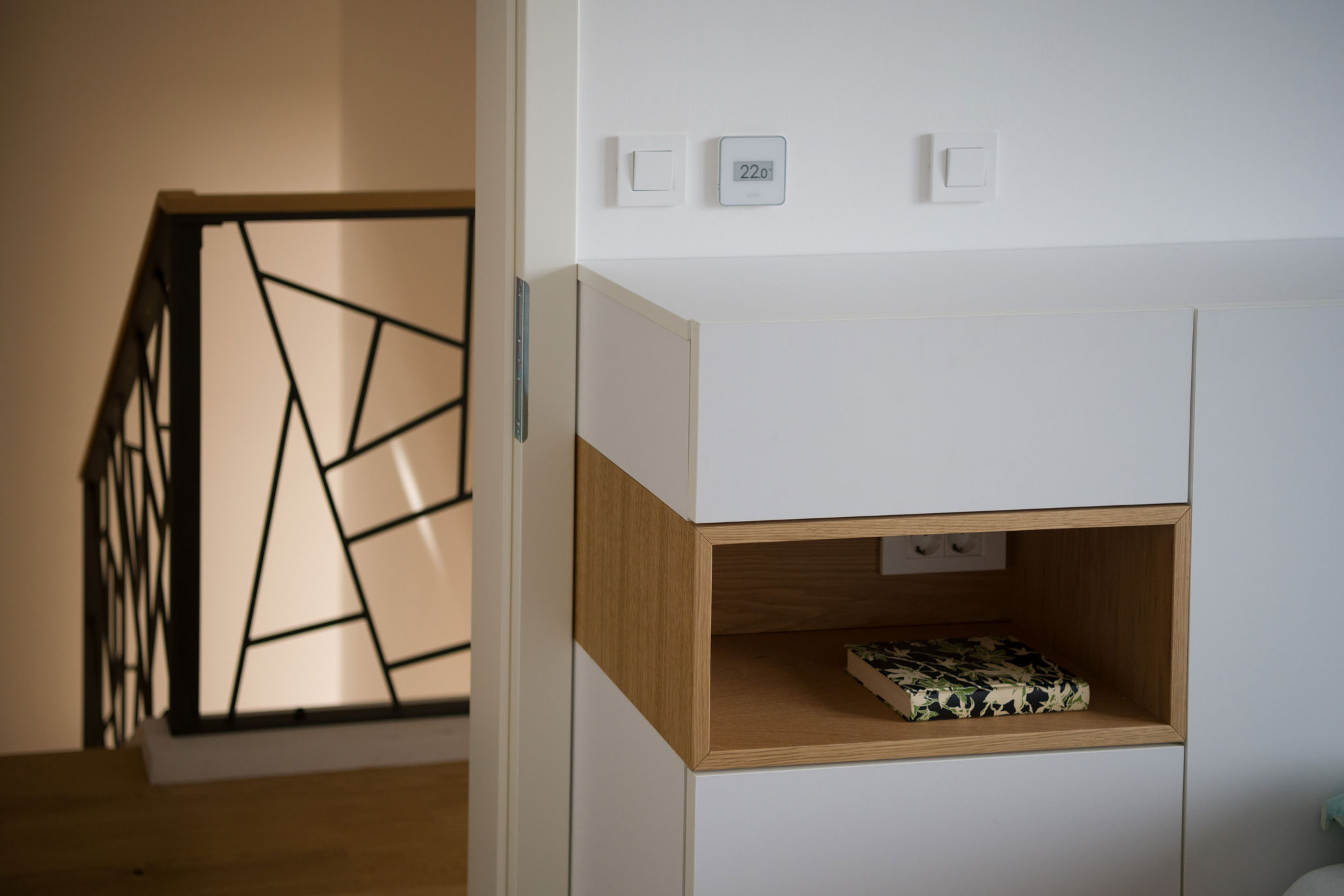 Lesena nočna omarica v beli in leseni barvi, z vgrajenimi vtičnicami, stikali in regulatorjem temperature