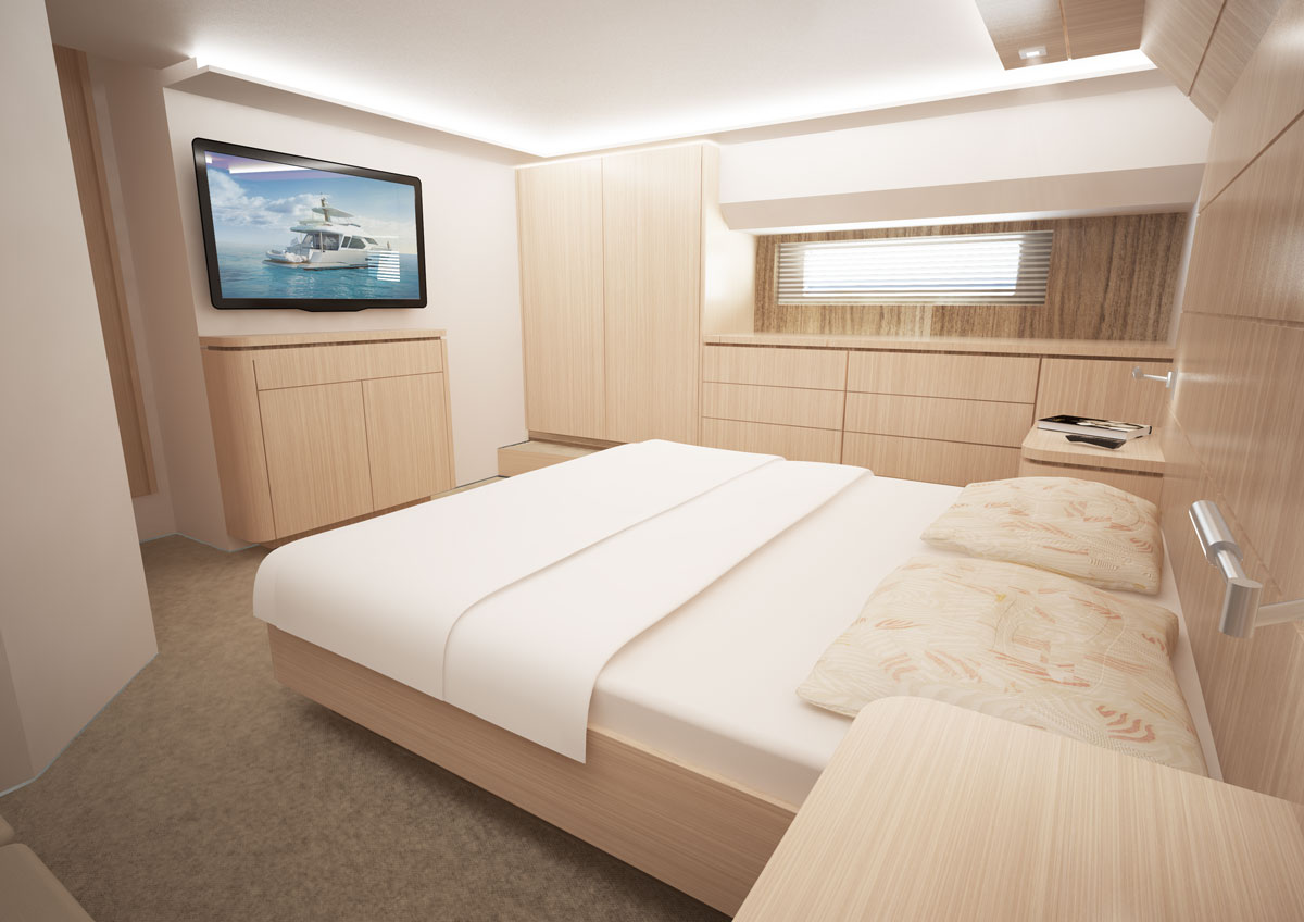 Glavna spalnica na jahti z udobno posteljo, televizorjem in lesenim pohištvom