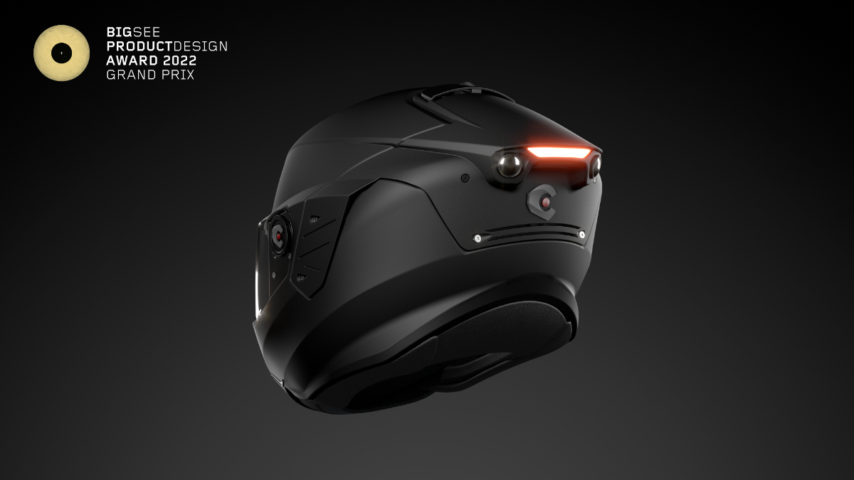 Zadnji pogled na iCR pametno čelado črne barve z logotipom in rdečo lučko