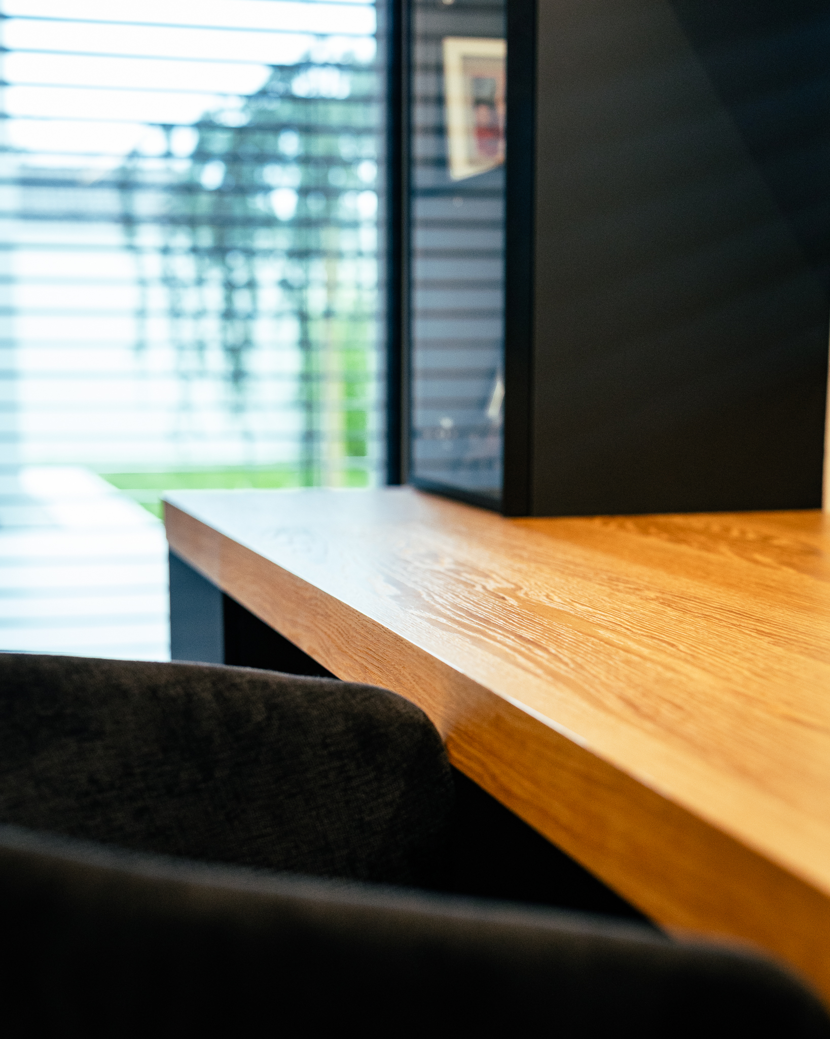 Detajl lesene pisarniške mize