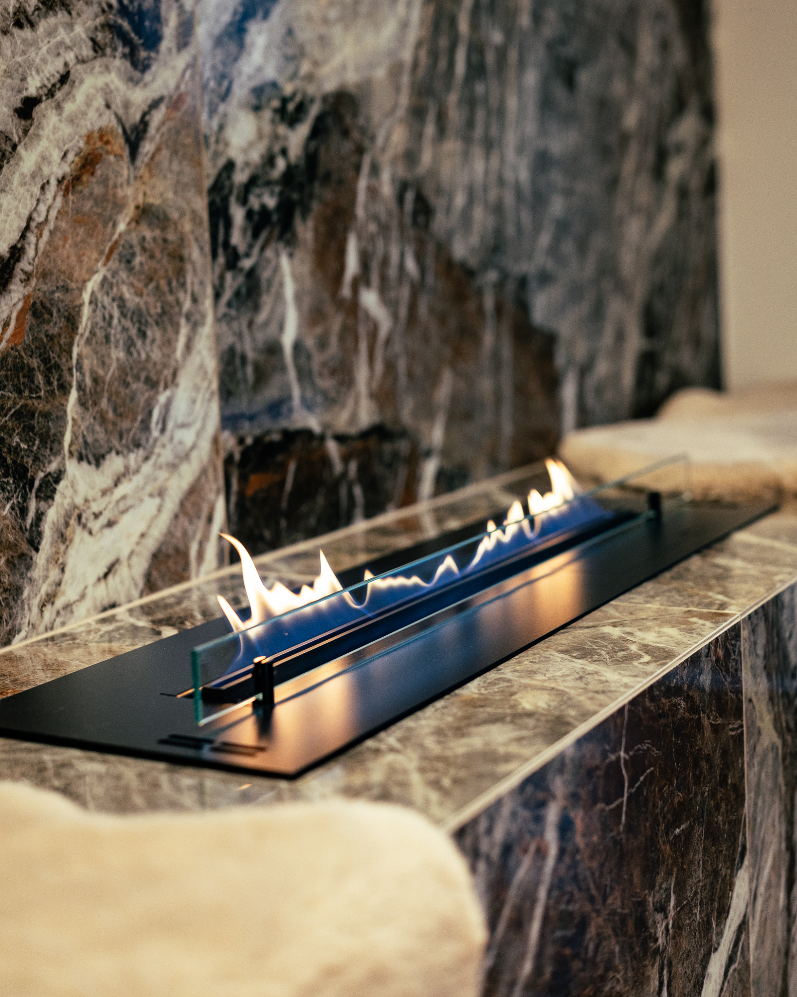 Detajl električnega kamina na marmornati podlagi